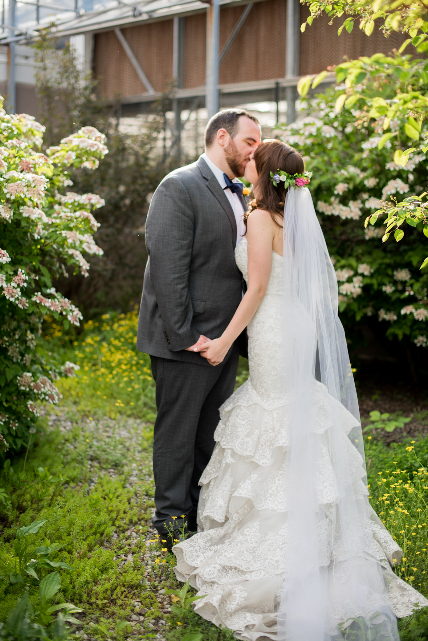 Wedding portrait kiss in the garden | The Cheerful Times