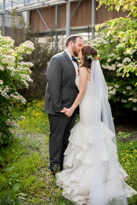 Wedding portrait kiss in the garden | The Cheerful Times